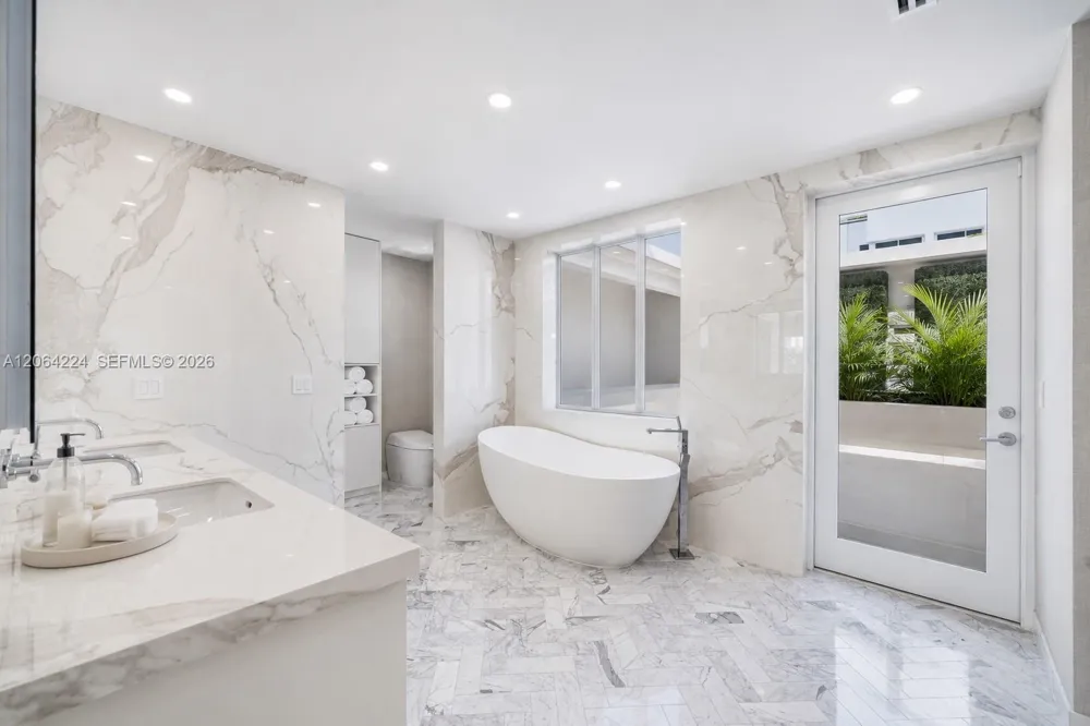 6203 Laguna Path N Miami Beach, FL 33141