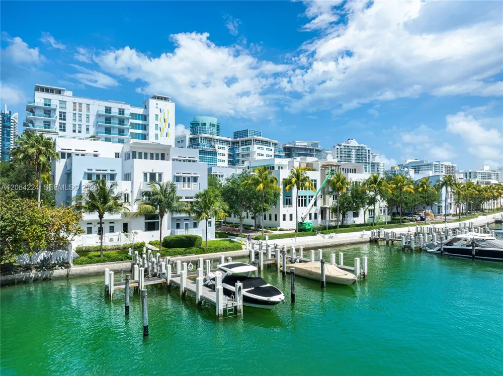 6203 Laguna Path N Miami Beach, FL 33141