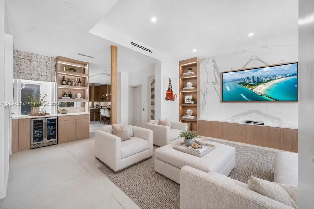 6203 Laguna Path N Miami Beach, FL 33141