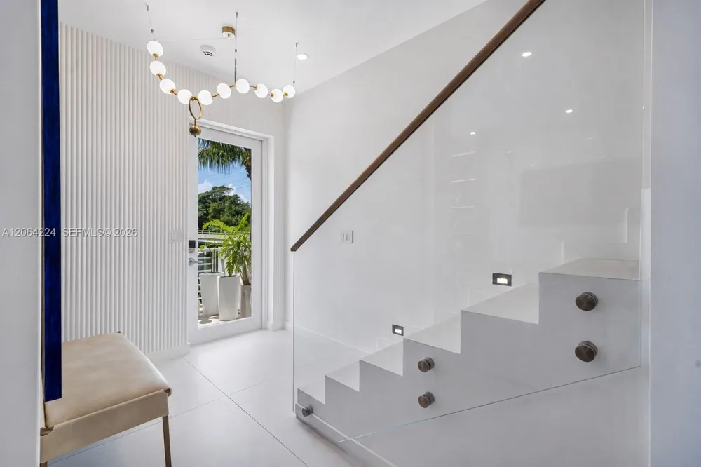 6203 Laguna Path N Miami Beach, FL 33141