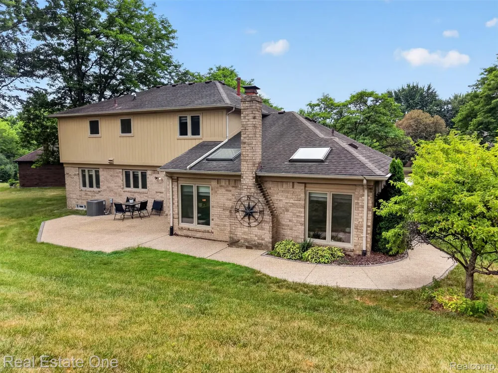 6730 Whiting Drive Troy City, MI 48098