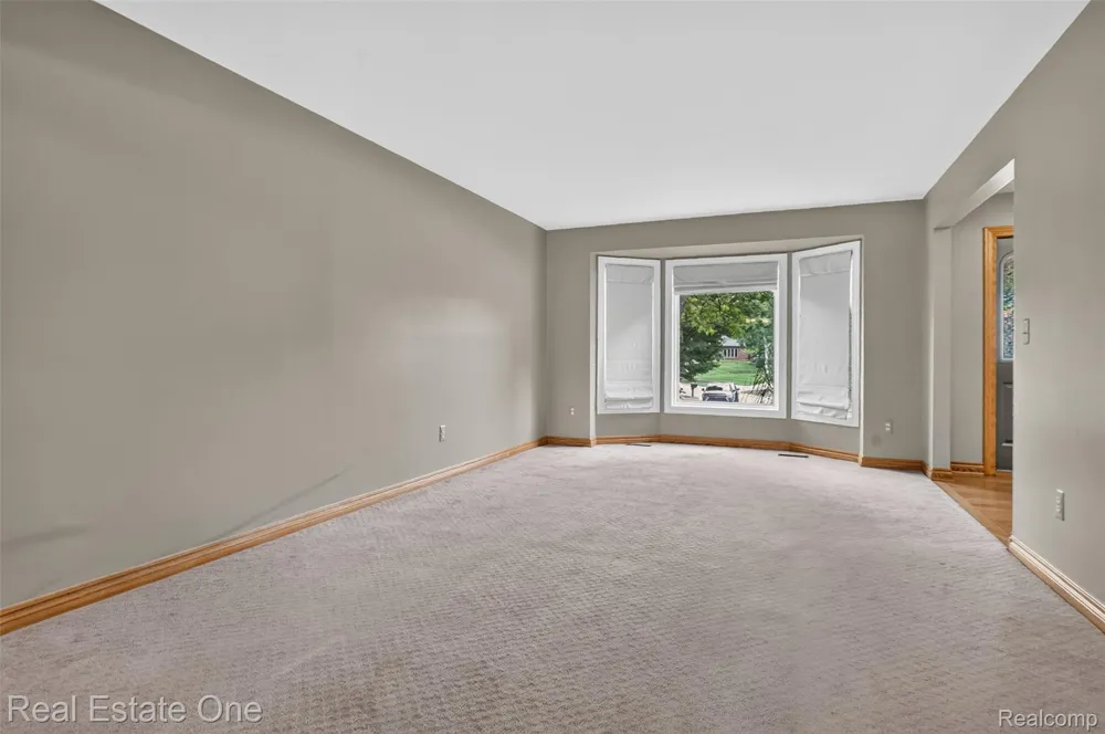 6730 Whiting Drive Troy City, MI 48098
