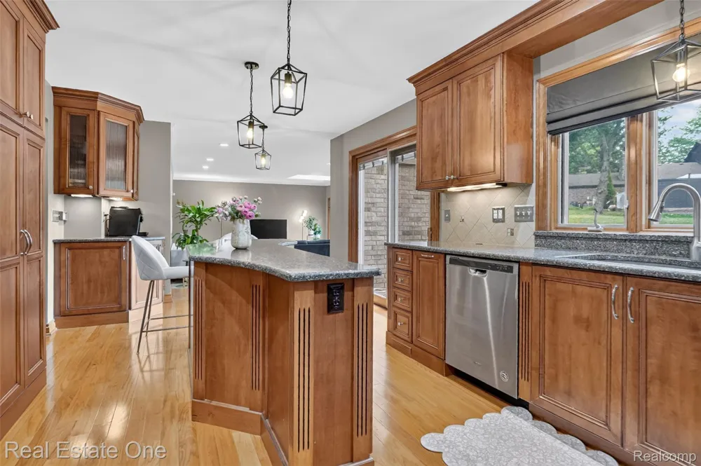 6730 Whiting Drive Troy City, MI 48098