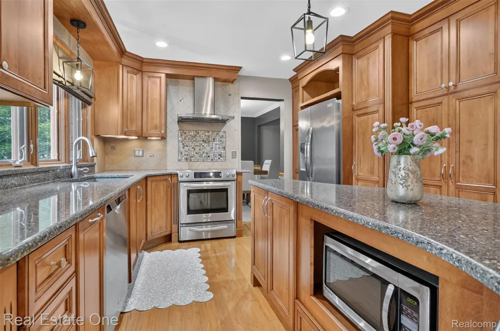 6730 Whiting Drive Troy City, MI 48098
