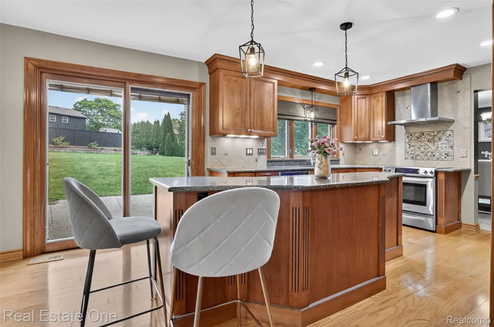 6730 Whiting Drive Troy City, MI 48098