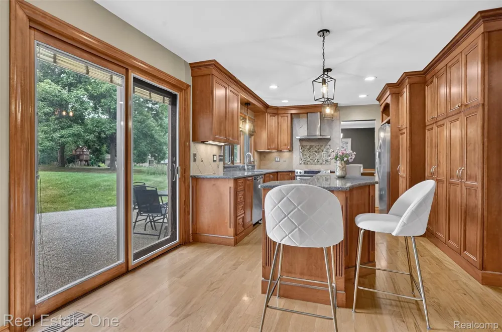 6730 Whiting Drive Troy City, MI 48098