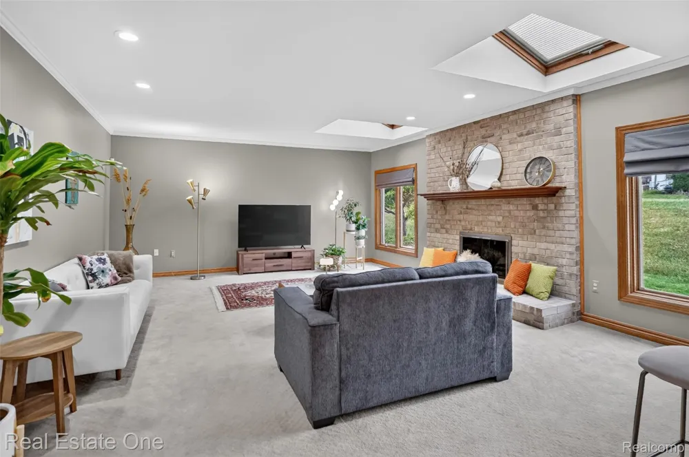 6730 Whiting Drive Troy City, MI 48098