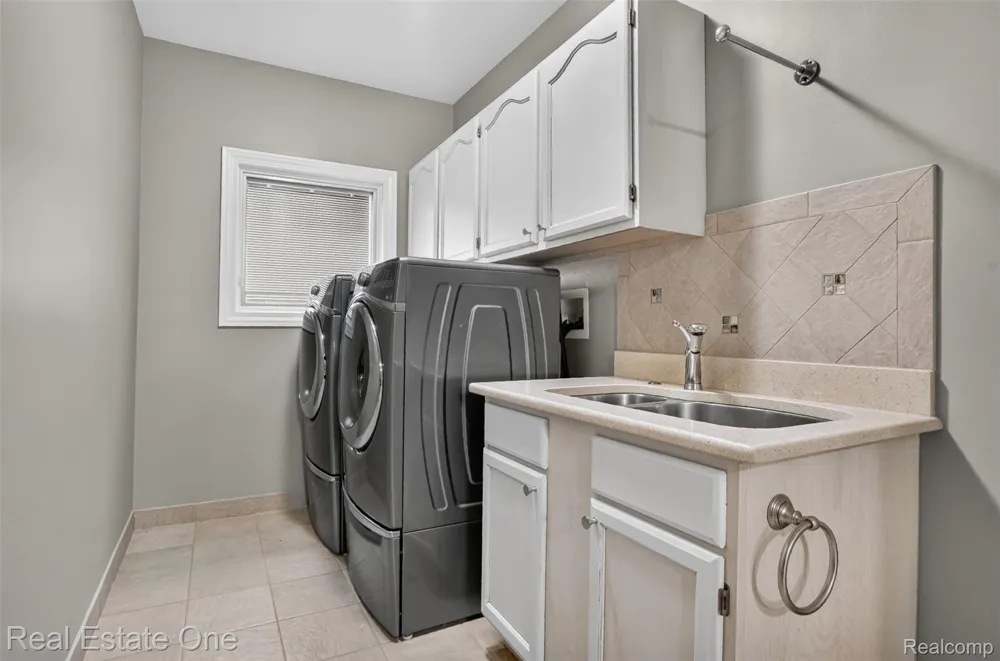 6730 Whiting Drive Troy City, MI 48098
