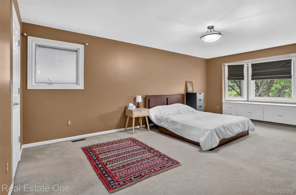 6730 Whiting Drive Troy City, MI 48098