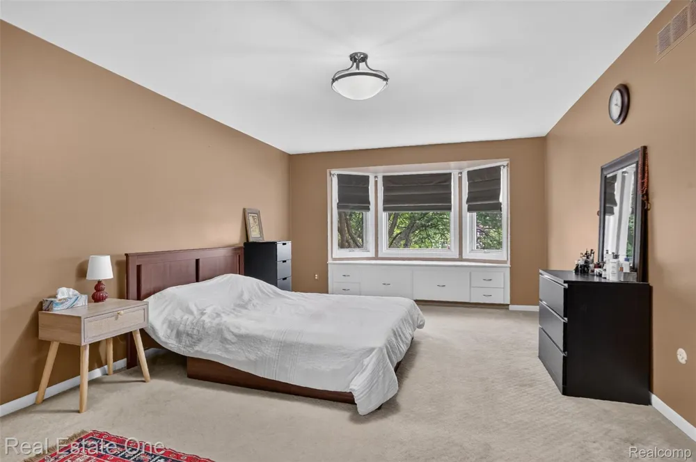 6730 Whiting Drive Troy City, MI 48098