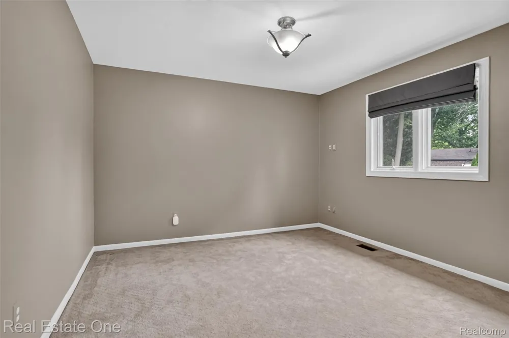 6730 Whiting Drive Troy City, MI 48098