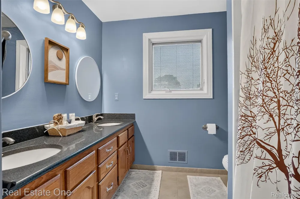 6730 Whiting Drive Troy City, MI 48098