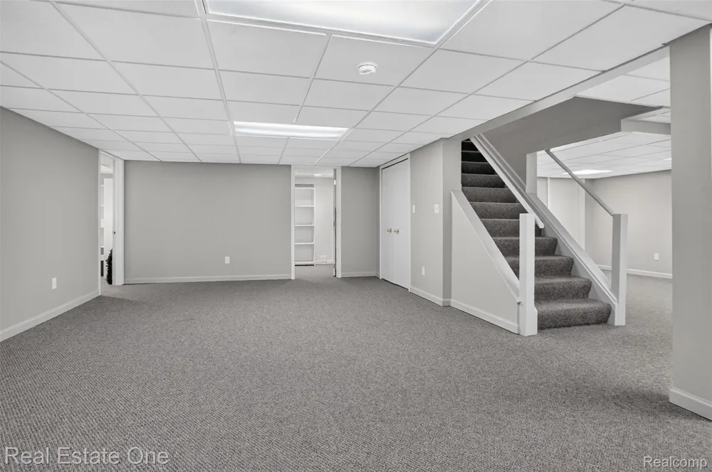 6730 Whiting Drive Troy City, MI 48098