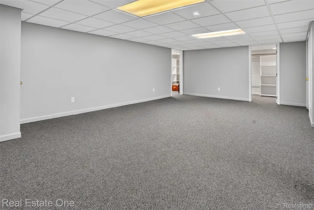 6730 Whiting Drive Troy City, MI 48098