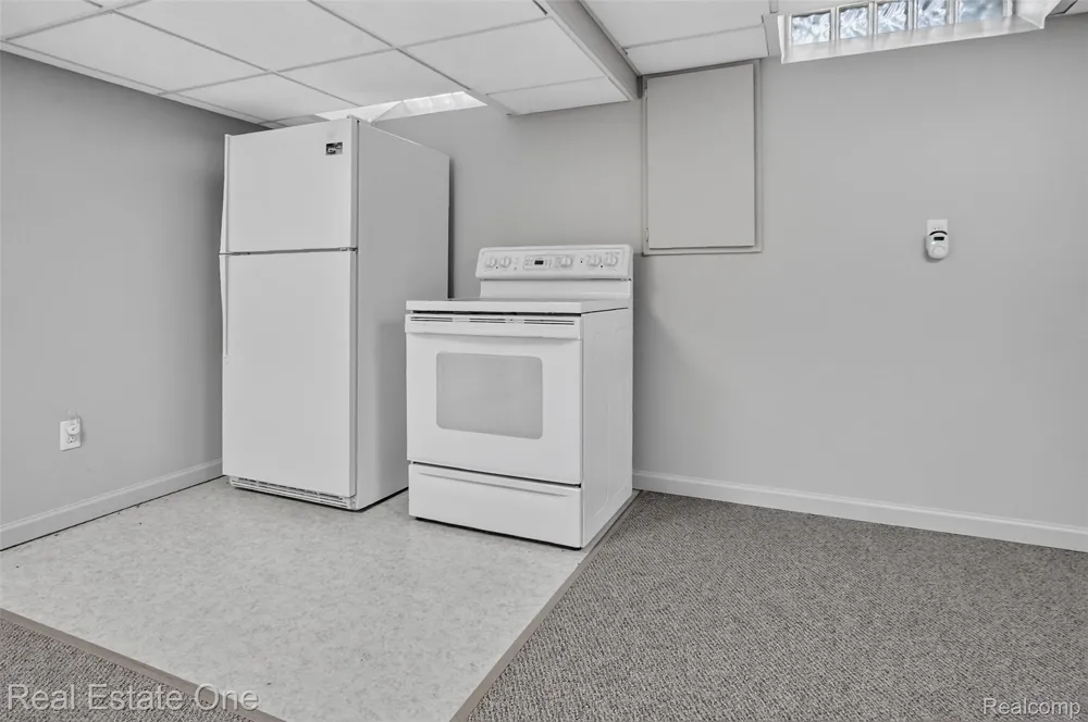 6730 Whiting Drive Troy City, MI 48098