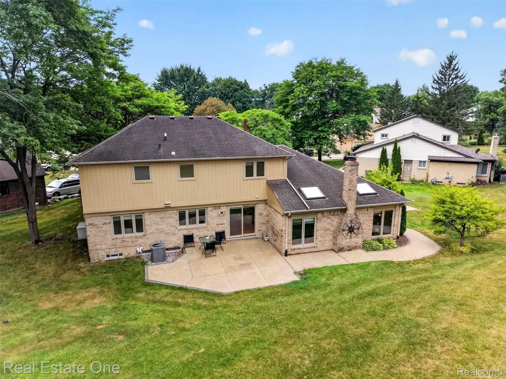 6730 Whiting Drive Troy City, MI 48098