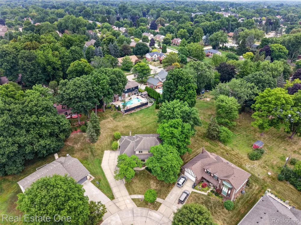 6730 Whiting Drive Troy City, MI 48098