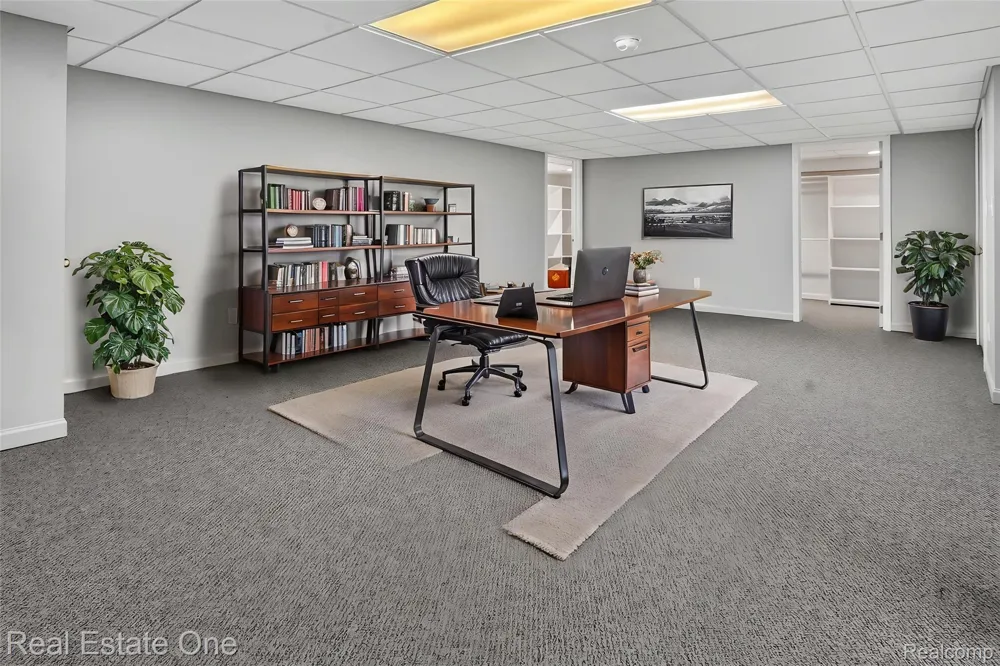 6730 Whiting Drive Troy City, MI 48098