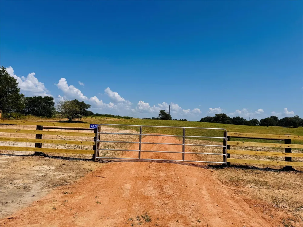 9829 W Us 90 Schulenburg, TX 78956