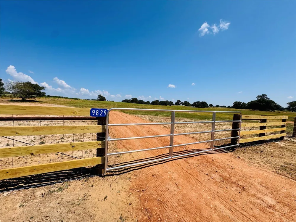 9829 W Us 90 Schulenburg, TX 78956