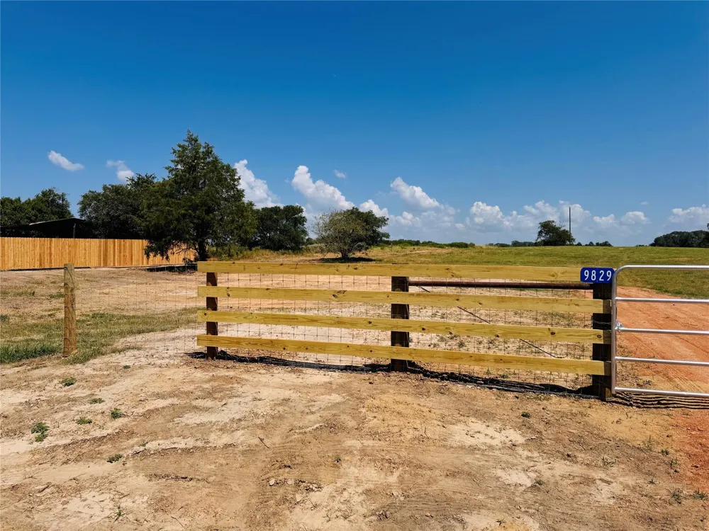 9829 W Us 90 Schulenburg, TX 78956