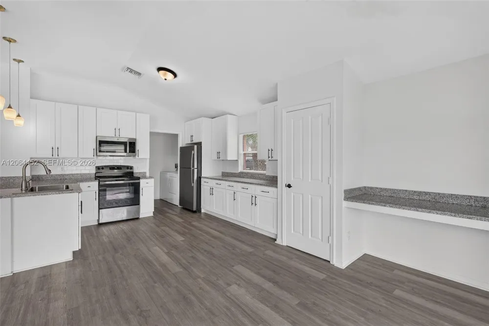 1502 Scholar CT Lehigh Acres, FL 33971