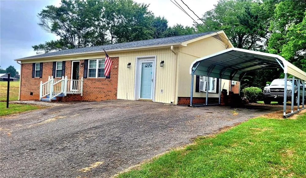118 Pickshin Avenue Dobson, NC 27017