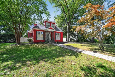 425 Roanoke Avenue