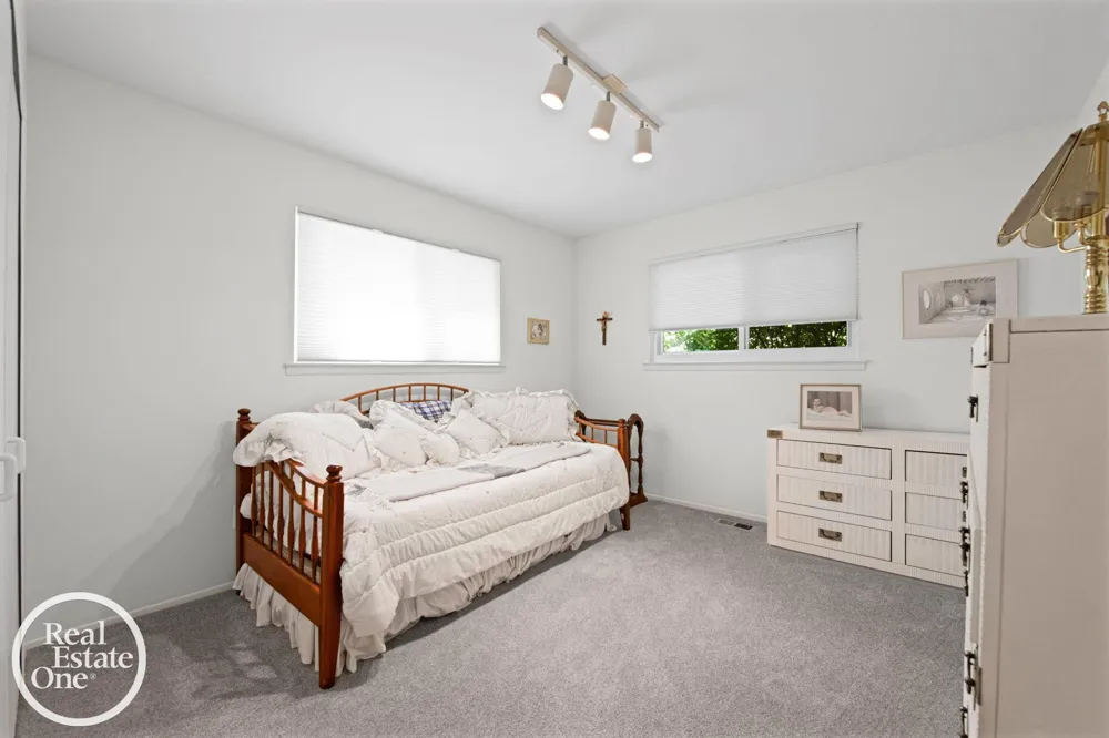 1196 Hawthorne Road Grosse Pointe Woods City, MI 48236
