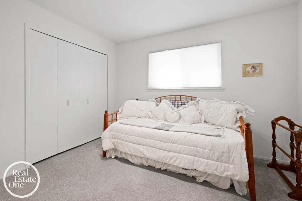 1196 Hawthorne Road Grosse Pointe Woods City, MI 48236
