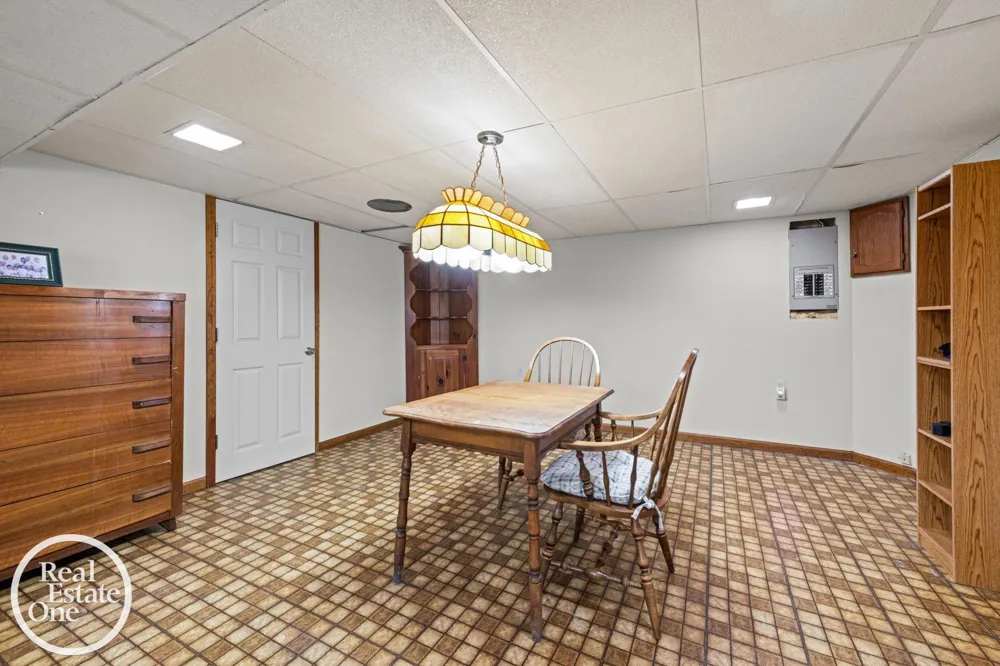 1196 Hawthorne Road Grosse Pointe Woods City, MI 48236