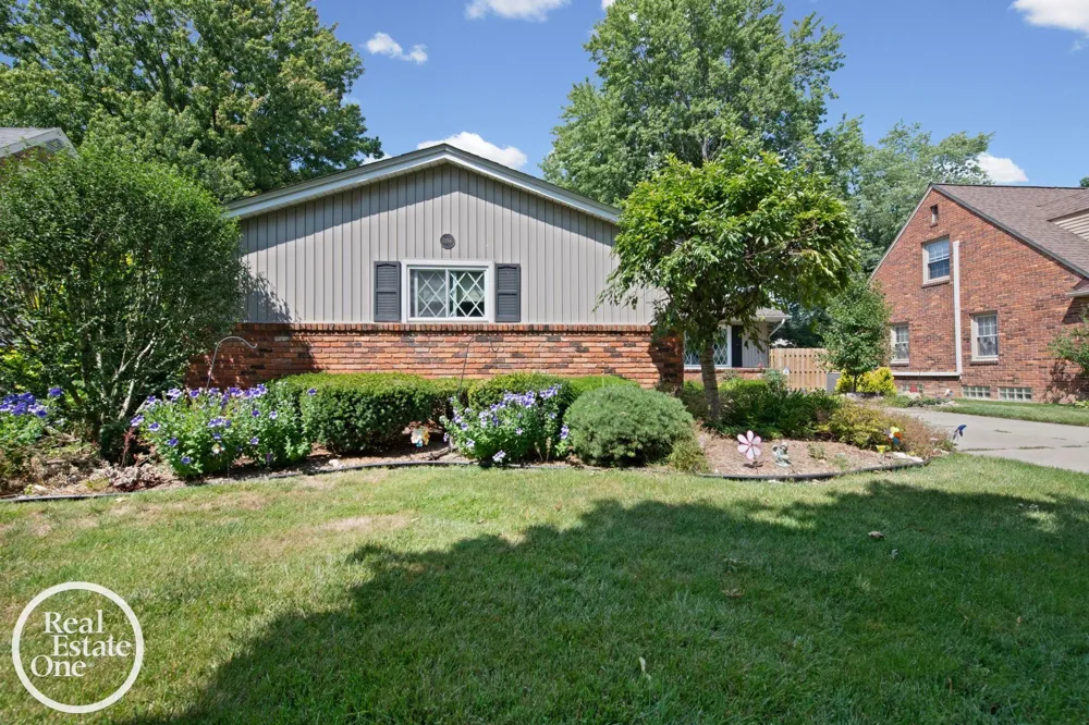 1196 Hawthorne Road Grosse Pointe Woods City, MI 48236