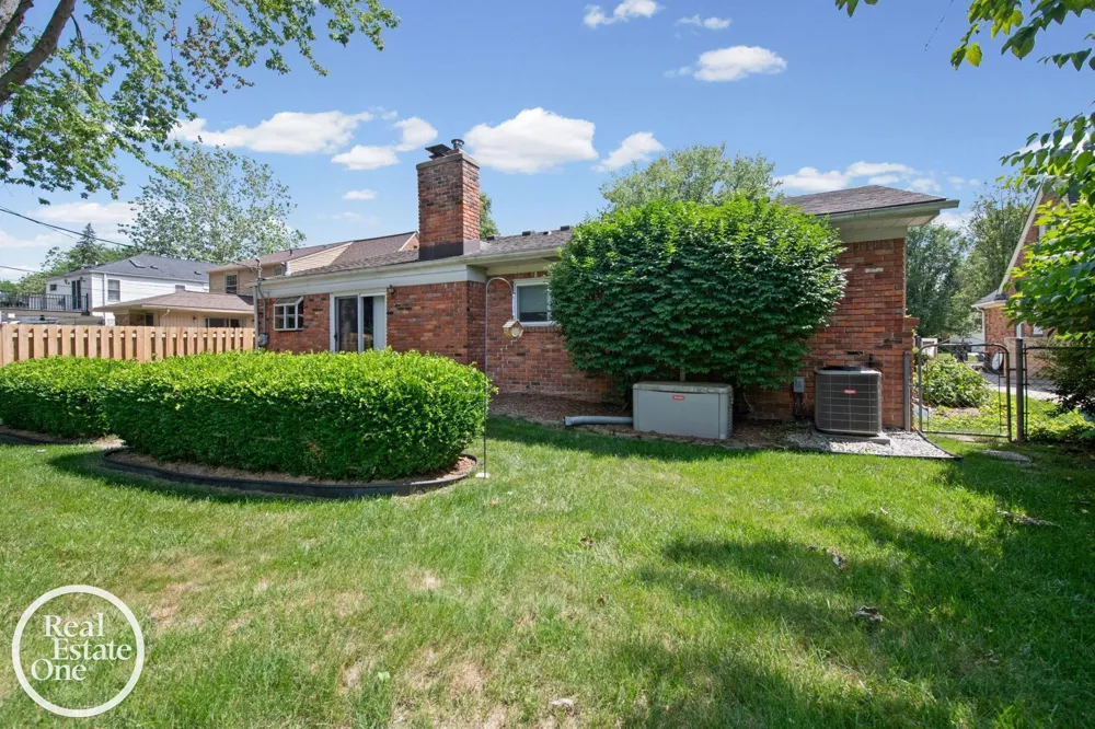 1196 Hawthorne Road Grosse Pointe Woods City, MI 48236