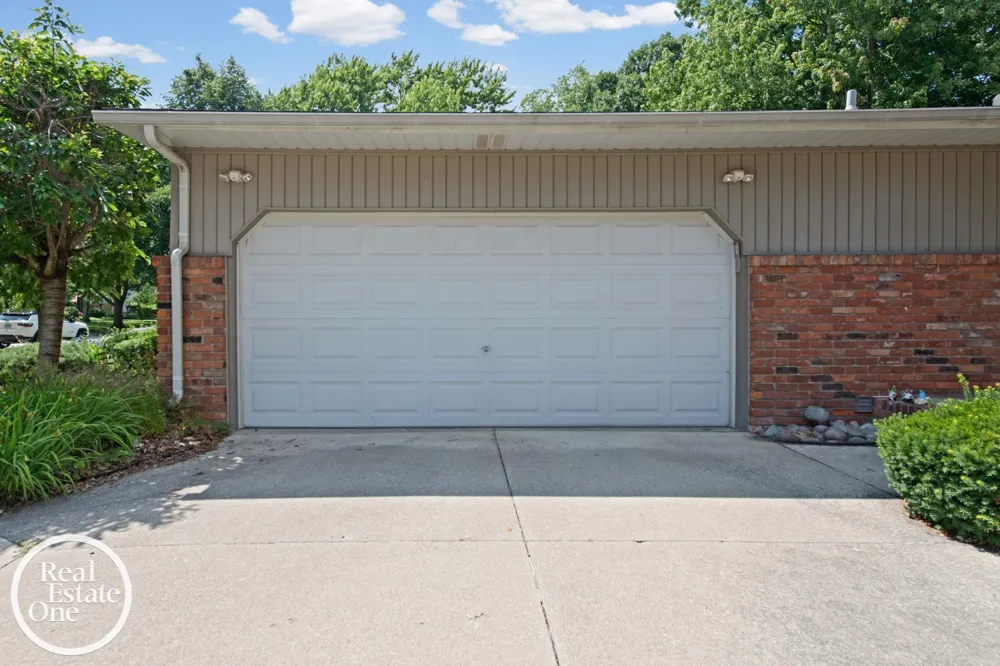 1196 Hawthorne Road Grosse Pointe Woods City, MI 48236