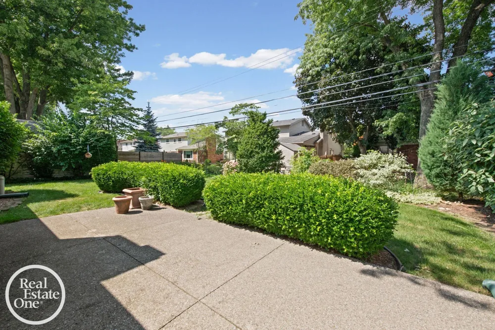 1196 Hawthorne Road Grosse Pointe Woods City, MI 48236