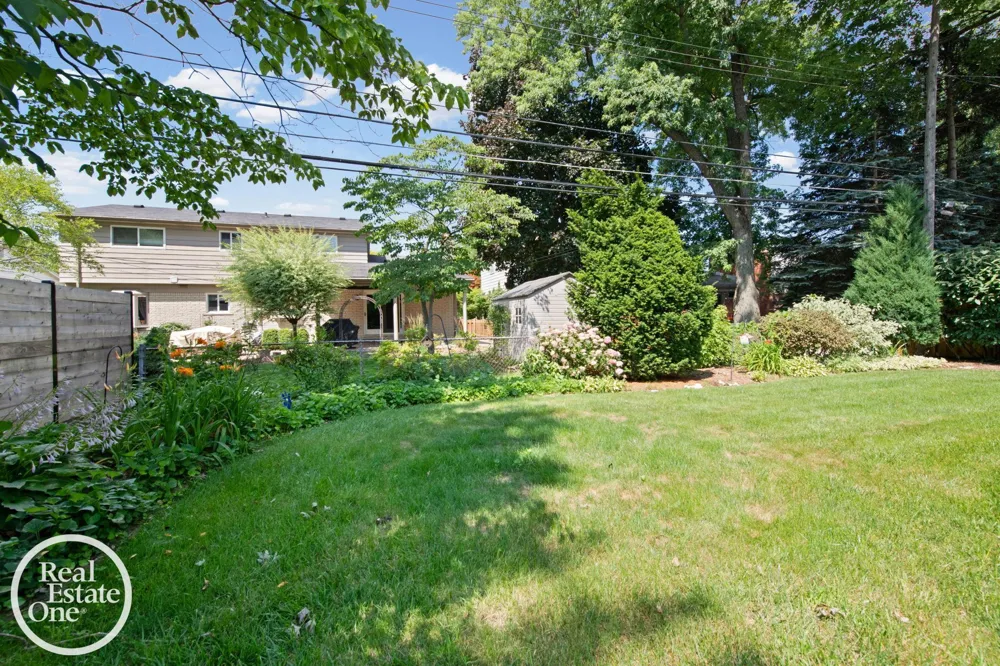 1196 Hawthorne Road Grosse Pointe Woods City, MI 48236