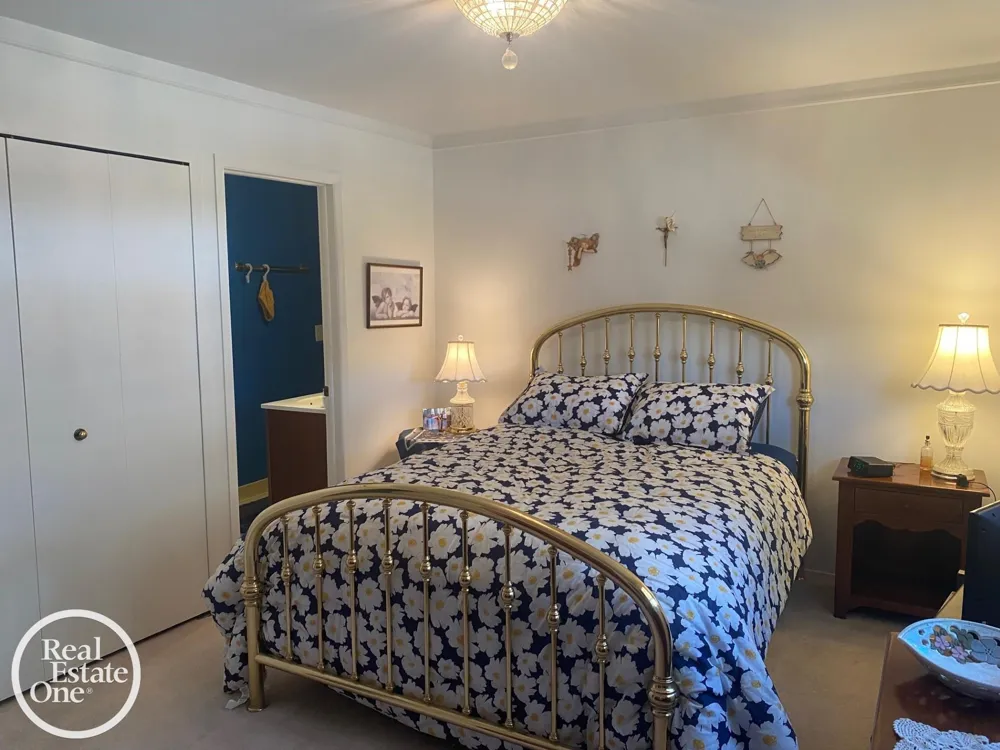 1196 Hawthorne Road Grosse Pointe Woods City, MI 48236