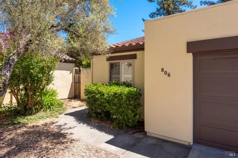 806 Shady Oak Drive
