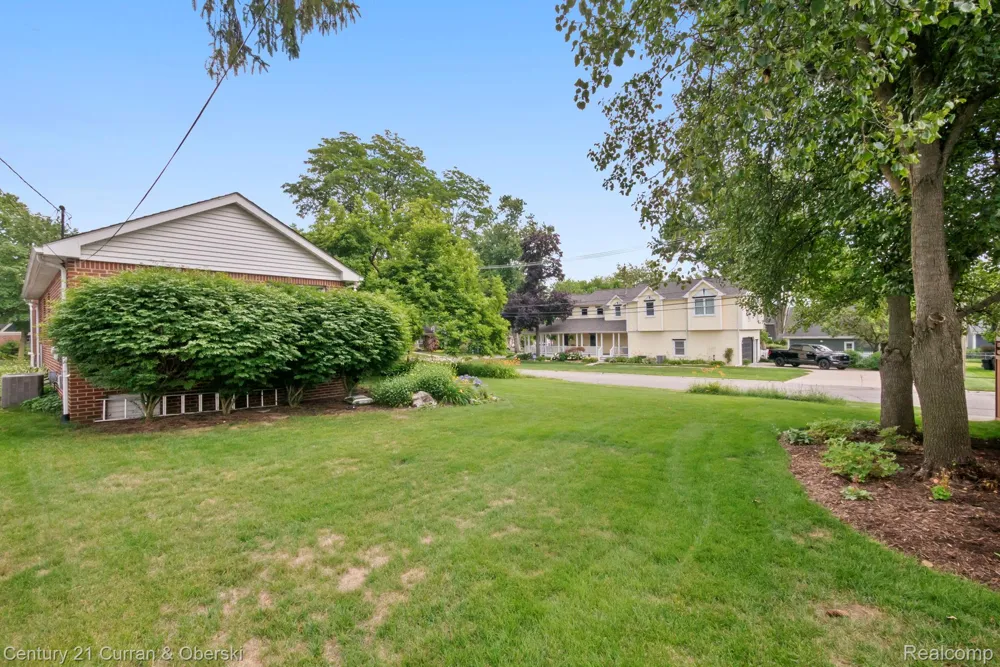 551 Evergreen Street Plymouth City, MI 48170