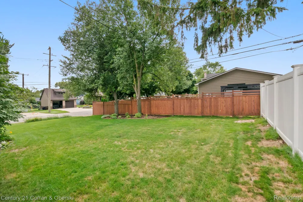 551 Evergreen Street Plymouth City, MI 48170