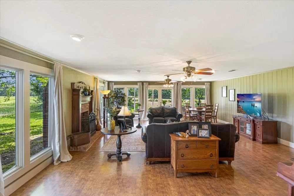 20272 County Road 4126 Lindale, TX 75771