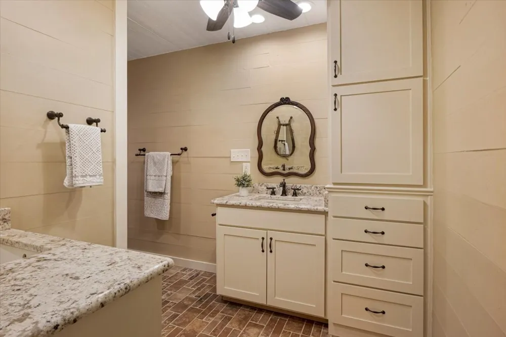 20272 County Road 4126 Lindale, TX 75771