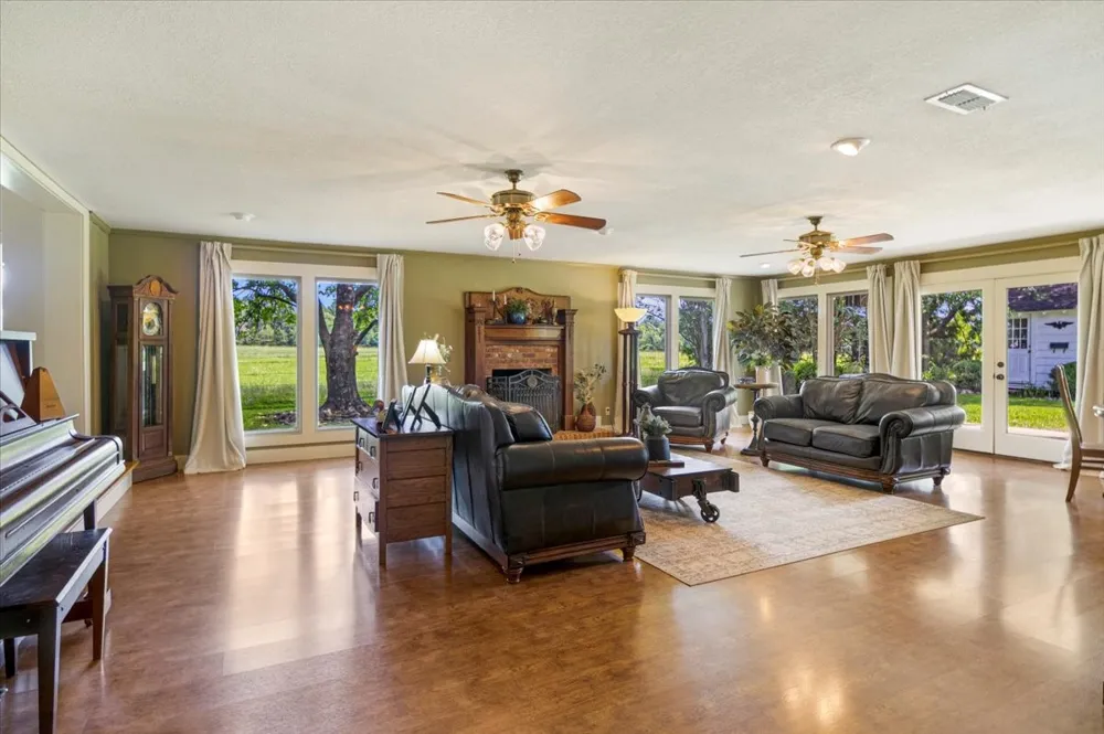 20272 County Road 4126 Lindale, TX 75771
