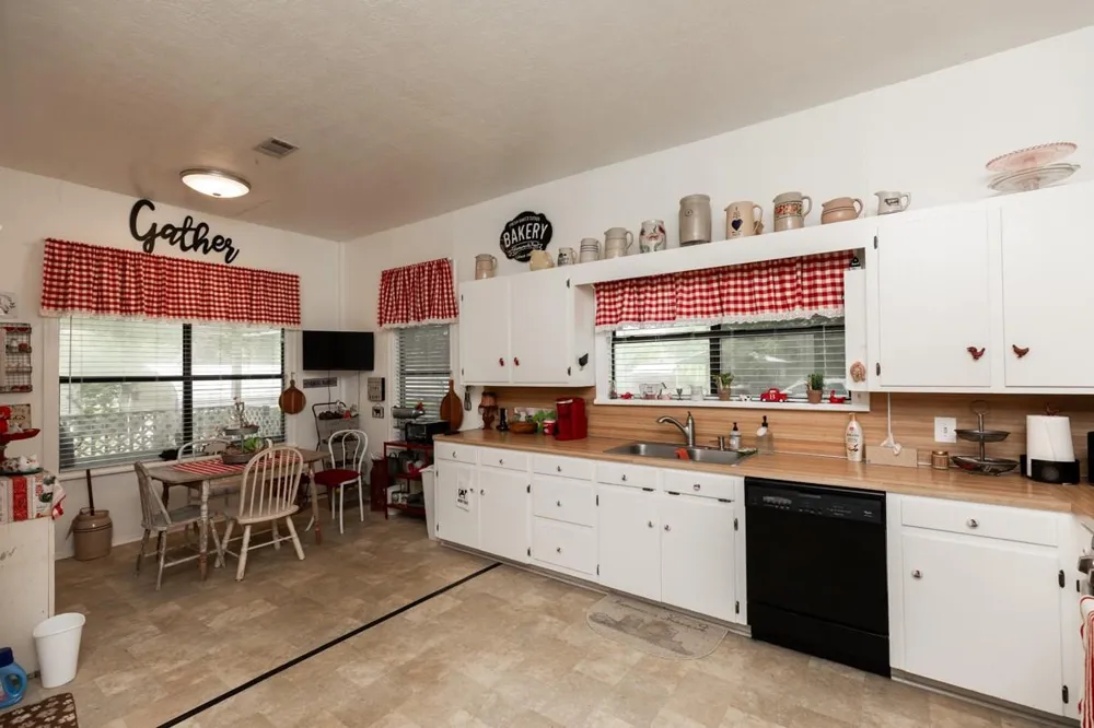 385 W Cora Lee Street Sour Lake, TX 77659
