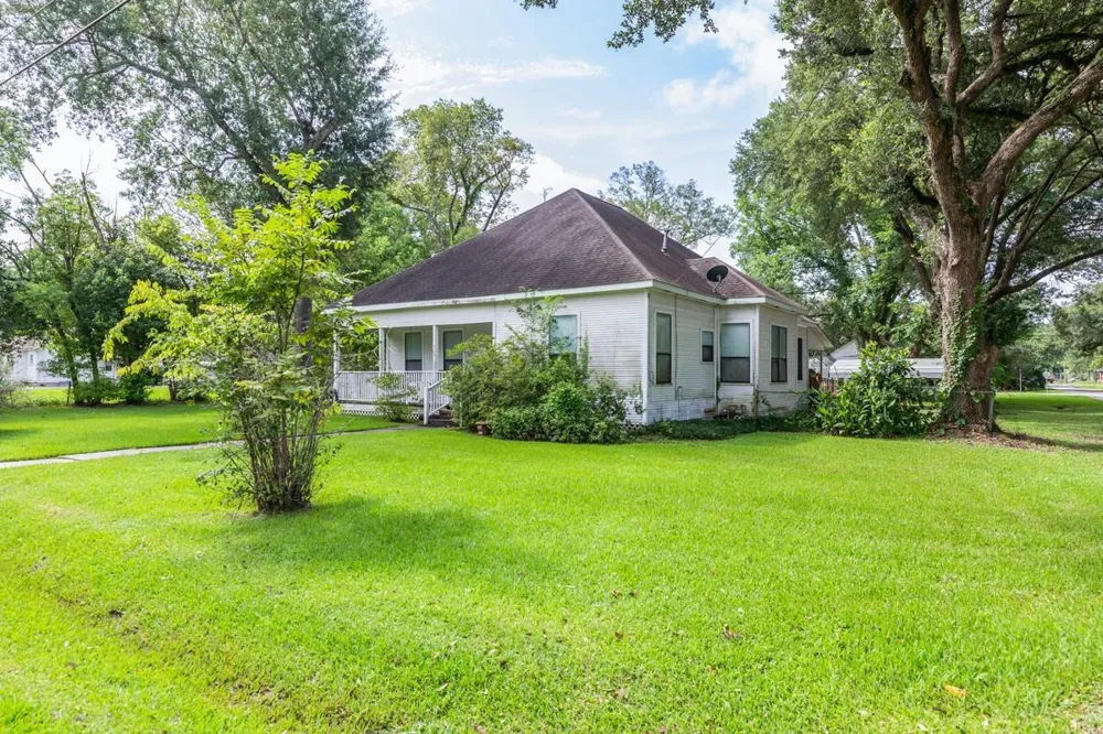 385 W Cora Lee Street Sour Lake, TX 77659