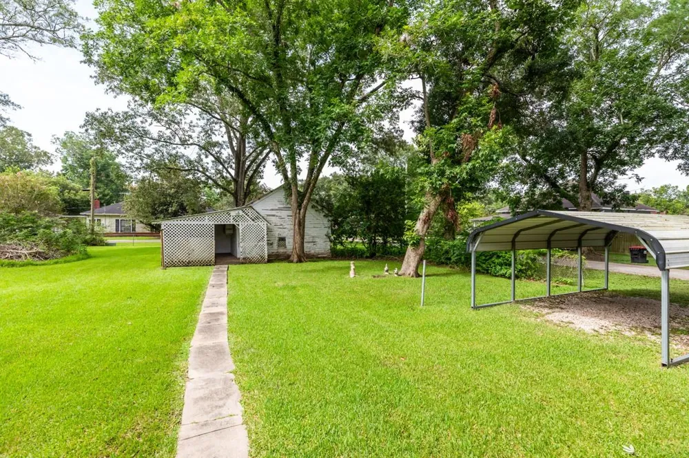 385 W Cora Lee Street Sour Lake, TX 77659