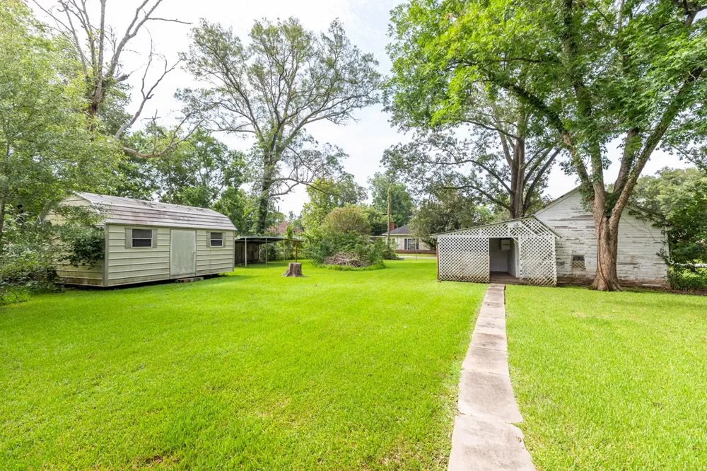385 W Cora Lee Street Sour Lake, TX 77659