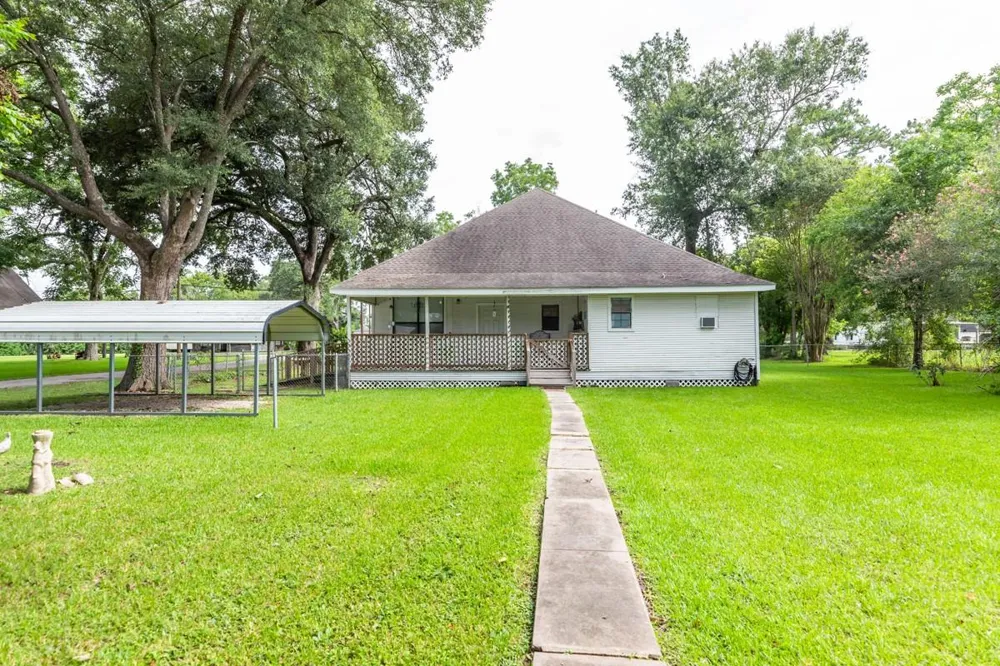 385 W Cora Lee Street Sour Lake, TX 77659