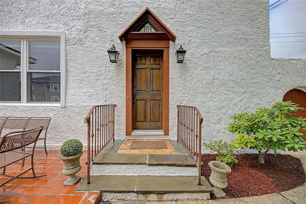 25 Longmeadow Road Yonkers, NY 10704