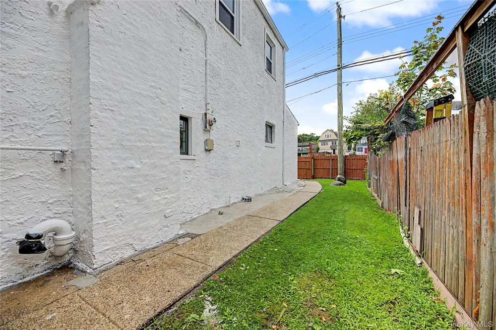 25 Longmeadow Road Yonkers, NY 10704